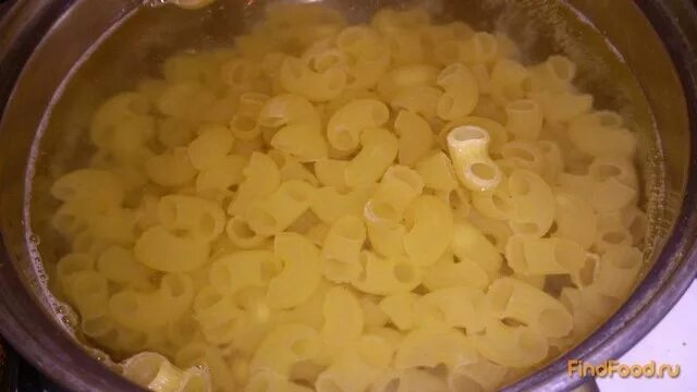 макароны добавляют в масло сливочное. макароны лапша. горячие макароны. рожки с маслом. лапша с маслом.