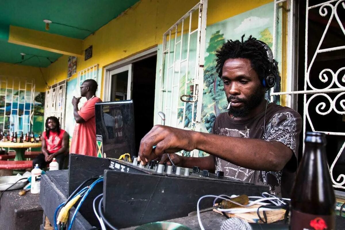 Стиль регги. Ямайка люди. Ямайка люди. Растафари макконен. Caribbean reggae.