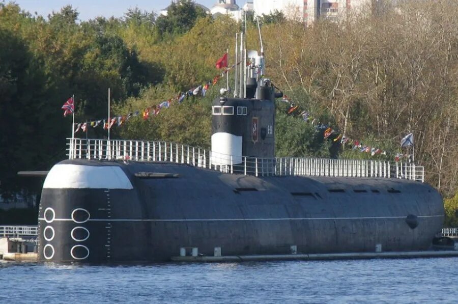 Музей подводная лодка в тушино. Музей подводная лодка в тушино. Подводная лодка б-396 новосибирский комсомолец. Подводная лодка в москве тушино. Дом в подводной лодке.