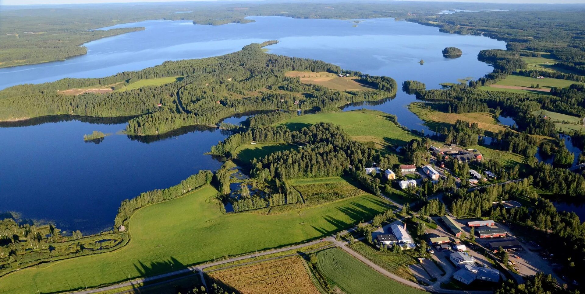Названия финских озер. Озеро Сайма Финляндия. Финляндия Страна 1000 озер. Озерное плато Финляндии. Озерный ландшафт Финляндии.