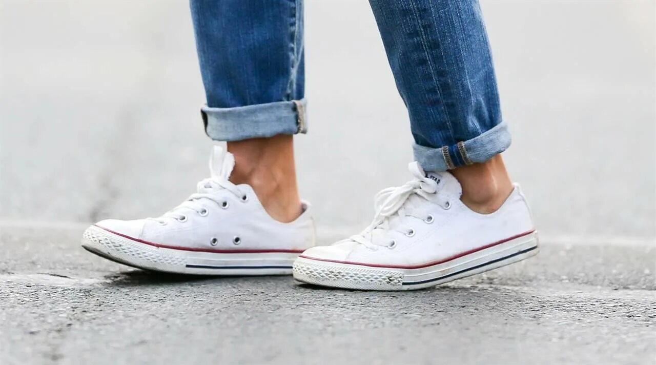 Кеды можно стирать. Белые кеды. Converse White. Конверсы белые на парне. Постирать конверсы.