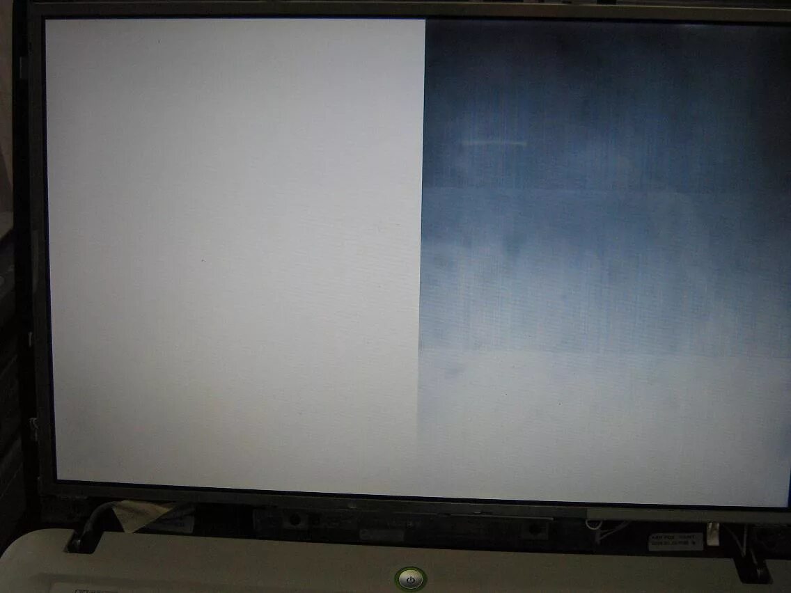 Дефект матрицы телевизора. Напольный дисплей с экраном. Отслоение матрицы ноутбука. Пол экрана телевизора белый. Часть экрана черная