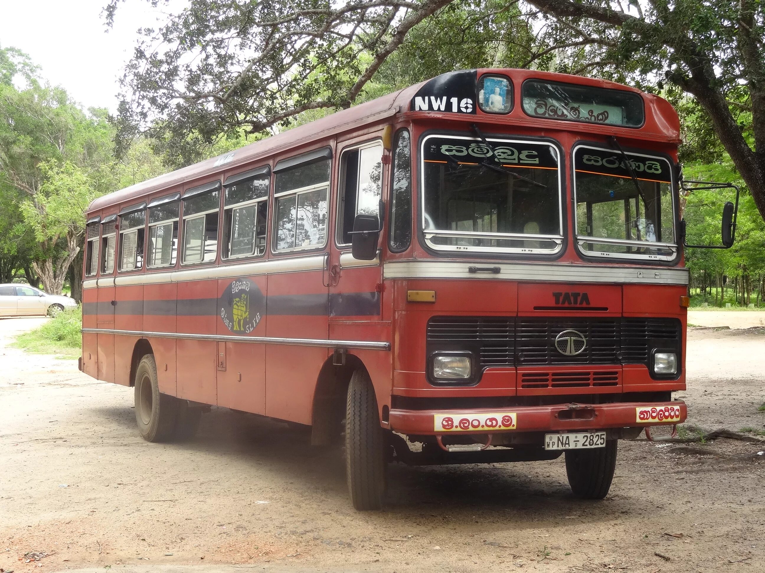 Автобус первую часть. Автобус тата. Индийский автобус. Автобус тата Индия. Старые автобусы.