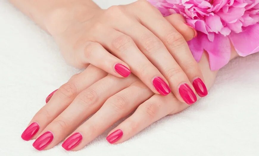 Шеллак профессиональный. Шеллак профессиональный. Покрытие shellac. Маникюр на розовом фоне. Красивые руки с розовым маникюром.