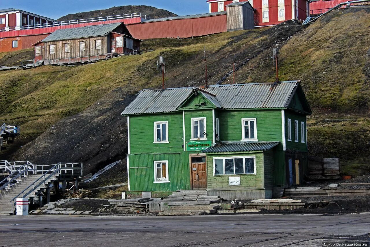 Арктикуголь шпицберген. Арктикуголь шпицберген баренцбург. город баренцбург на шпицбергене. рабочий поселок баренцбург шпицберген. рудник баренцбург.