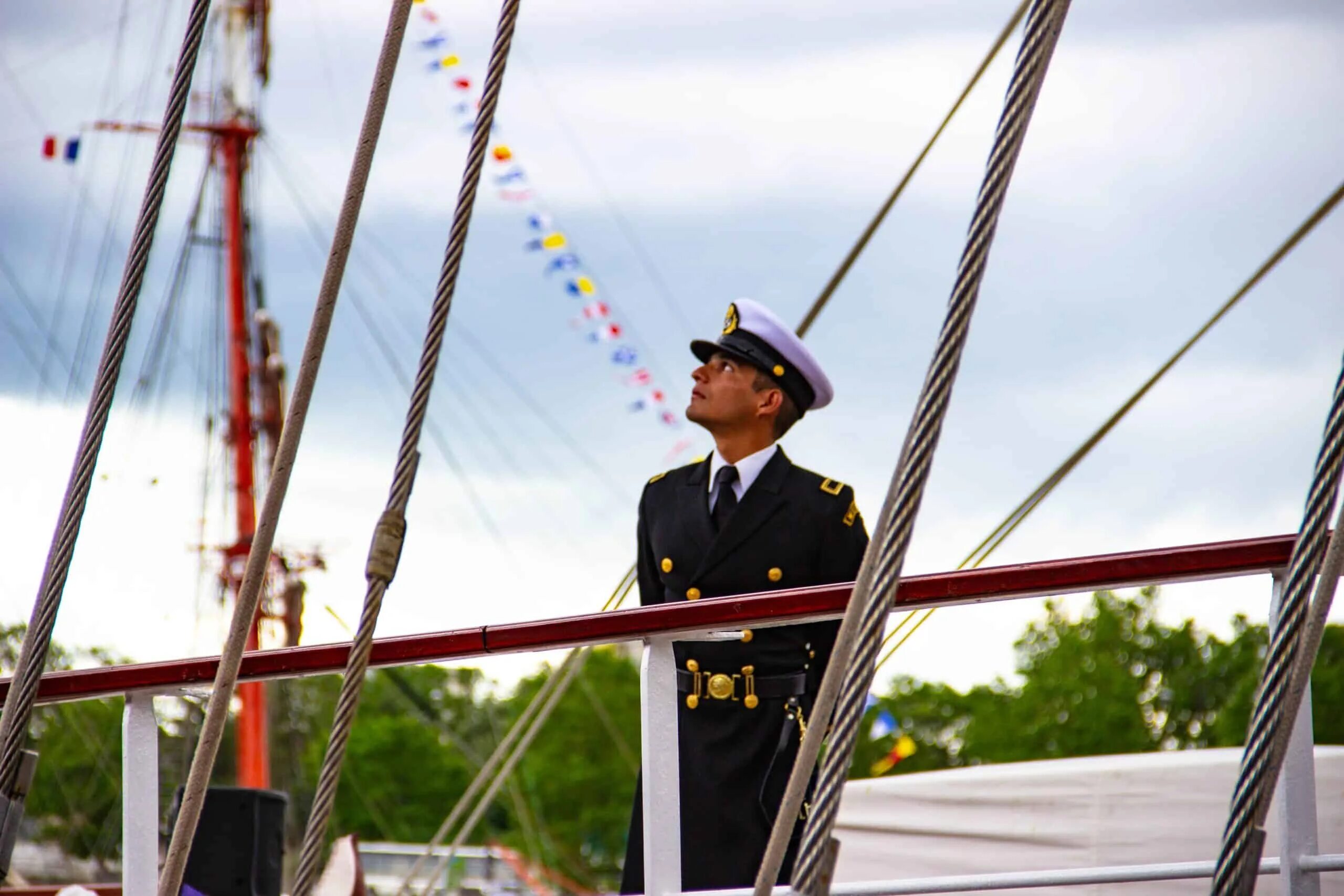 Ship captain. День моряка Мичман. День моряка (мореплавателя). Мужские профессии моряк. Капитан яхты в полный рост.