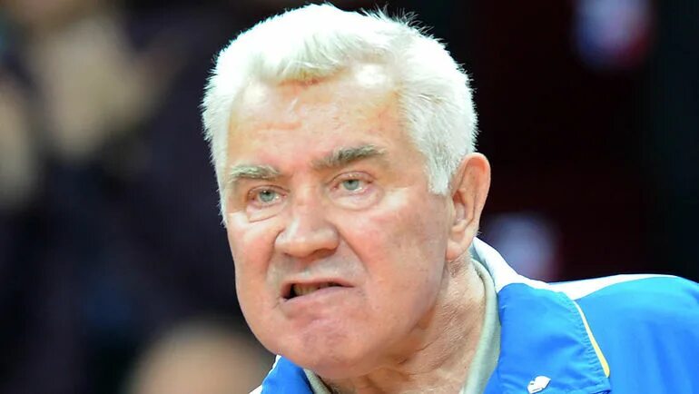 Тренер волейбольной уралочки. Тренер и волейболист. Карполь волейболистка. Карполь тренер. Тренер волейбольной уралочки.