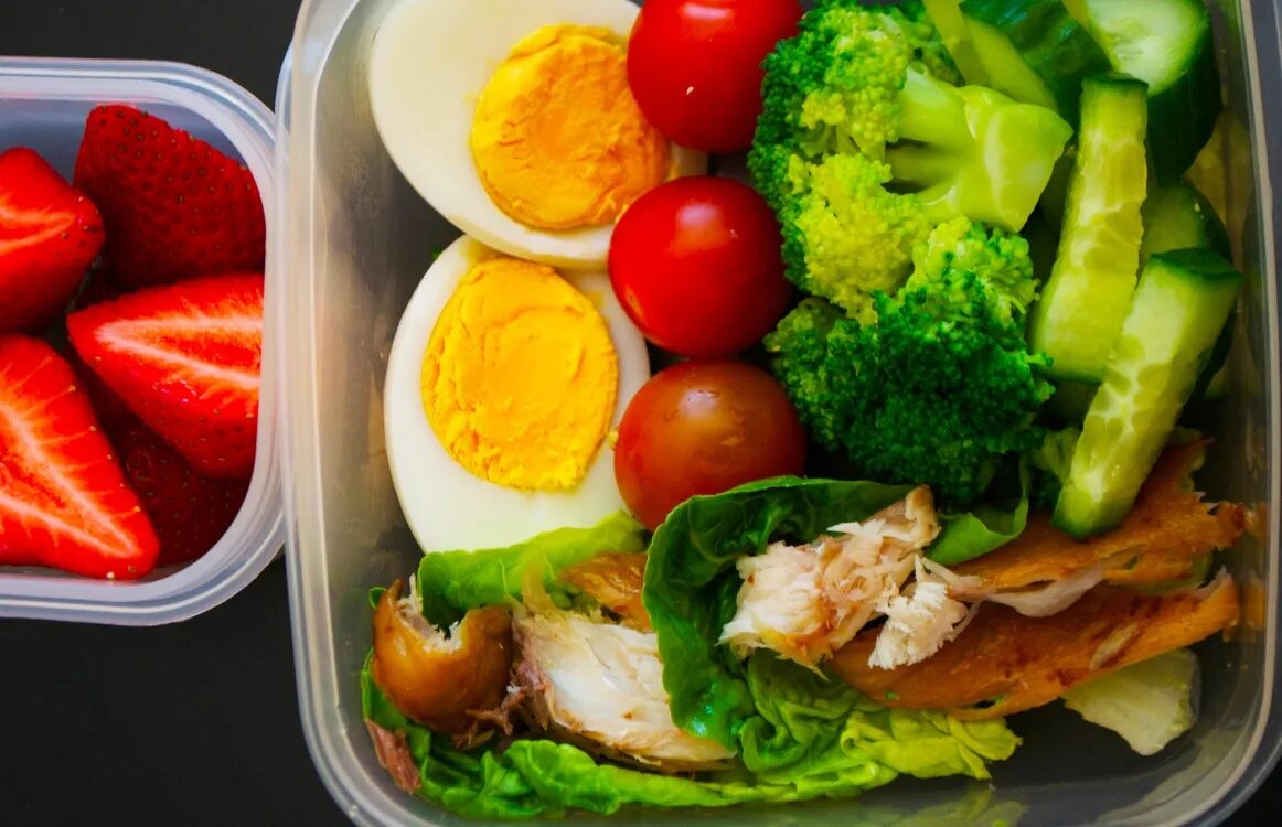 Unhealthy packed lunch. Перекус детей на спорте. Продукты для перекуса. Еда в контейнерах в дорогу. Овощи фон.