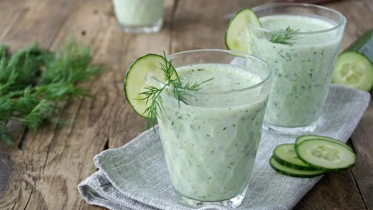 Огуречный кефир. Кефир с огурцом и зеленью. Кефир с огурцом для похудения. Огуречный кефир. Кефир с солеными огурцами.