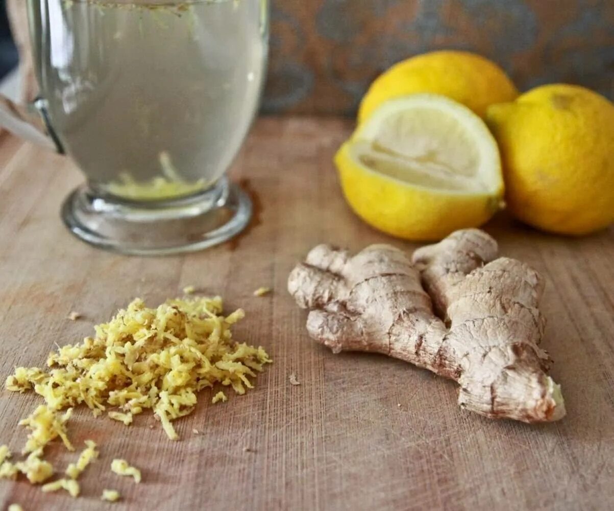 Вода полезна для печени. Мед лимон имбирь и чеснок. Тертый имбирь. Лимон с имбирем. Имбирь для похудения.