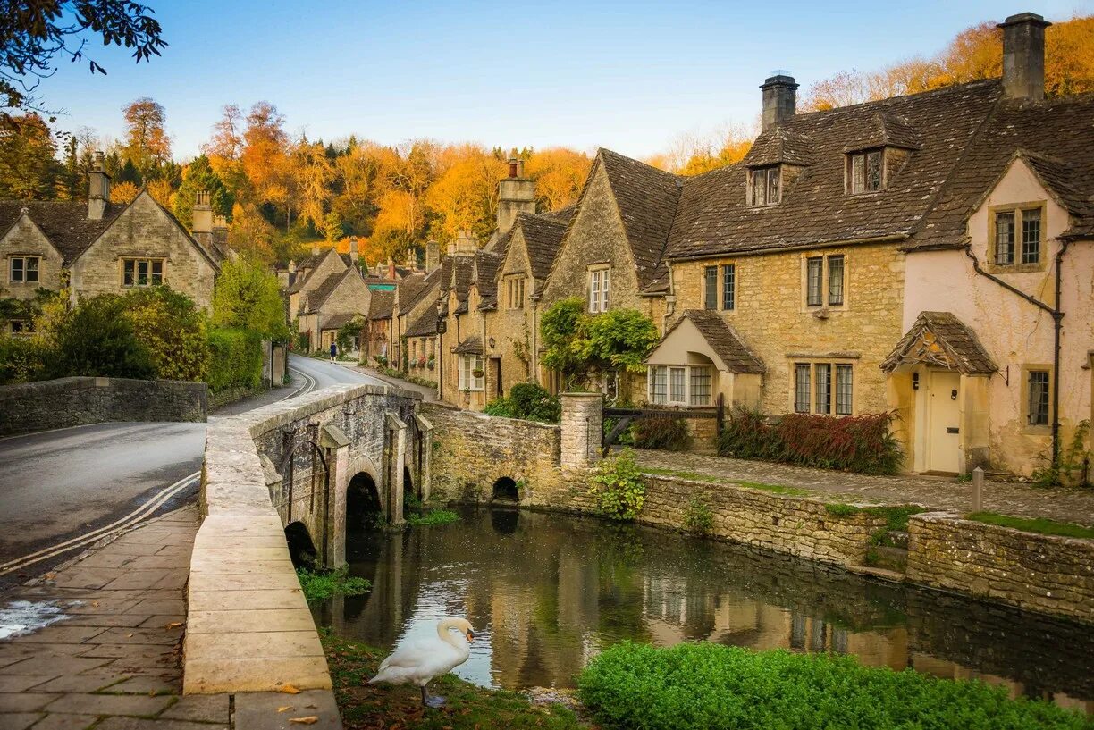 Villages england. Деревня Касл комб Англия. Бибери деревня в Англии. Графство Уилтшир Англия. Бибери, Англия, Великобритания.