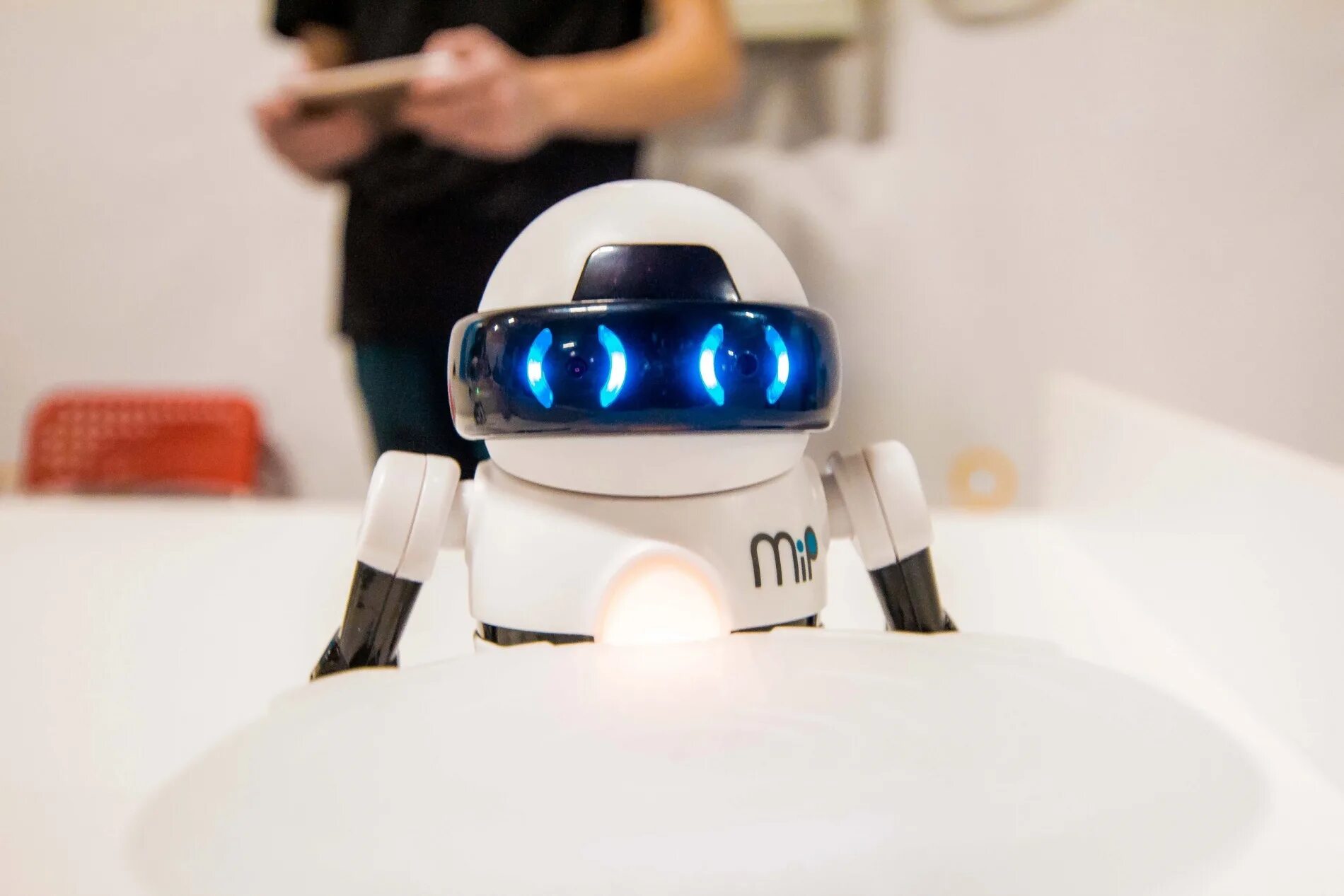 Умный робот в мире. Робот. современные роботы. крутые роботы. роботы в мире.