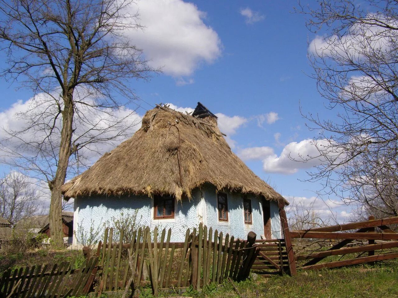 Укр дом. Хата с соломенной крышей Курская область. Украинская хата Мазанка. Мазанка с соломенной крышей. Мазанка в степи.