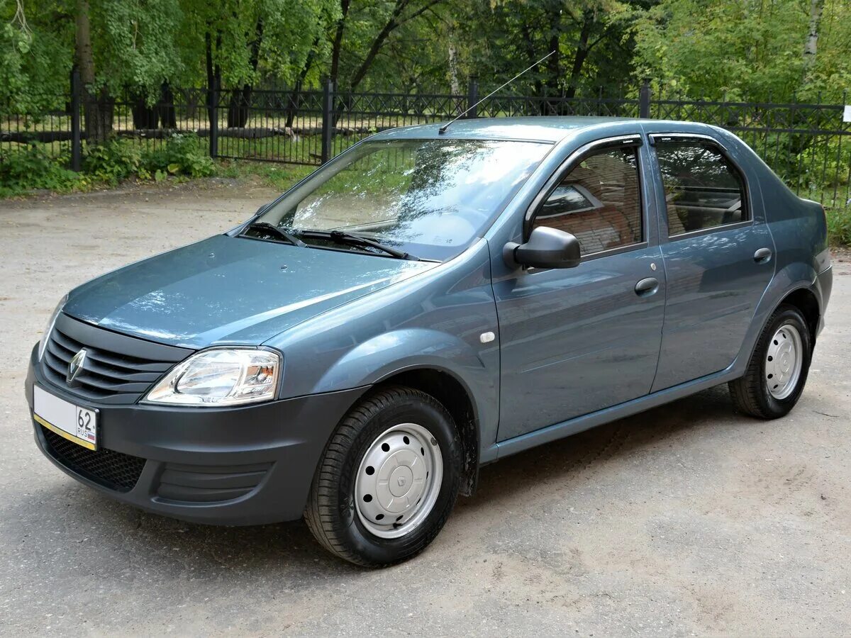 Рено 1.4 отзывы. Рено Логан 2010 года. Рено Логан 2010 серый. Renault Renault Logan 2010. Renault Logan 2010 седан.