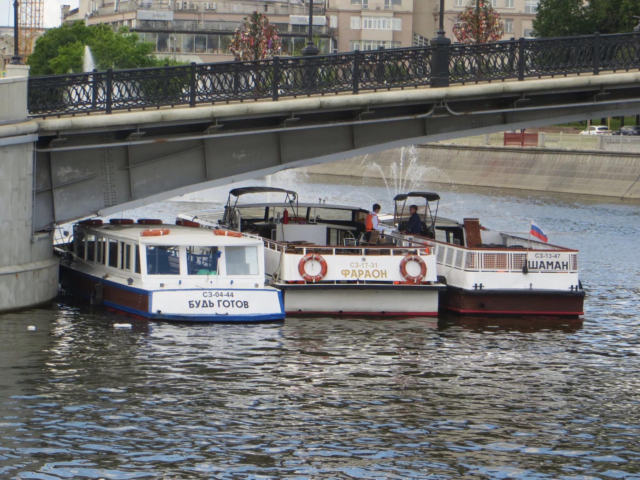 Прогулка на катере по москве. Теплоход по москве реке пальма де сочи. Прогулка на катере москва. Лодка без капитана в санкт-петербурге. Речные прогулки по москва-реке.