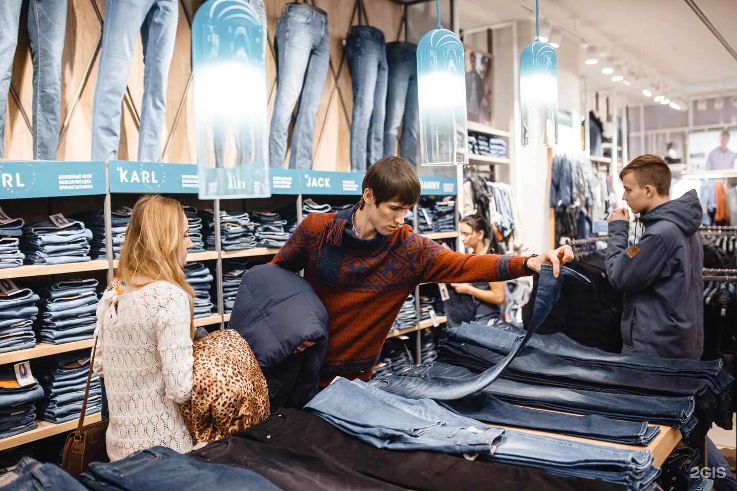джинсы на вешалке. магазин левайс в москве. огромный выбор джинсов. магазин джинсов. много джинсов.