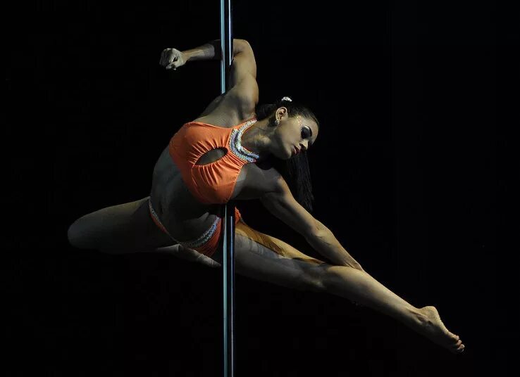 полденсинг. танцы с шестом. танцы на пилоне. танец на шесте. танцы на пилоне фото.