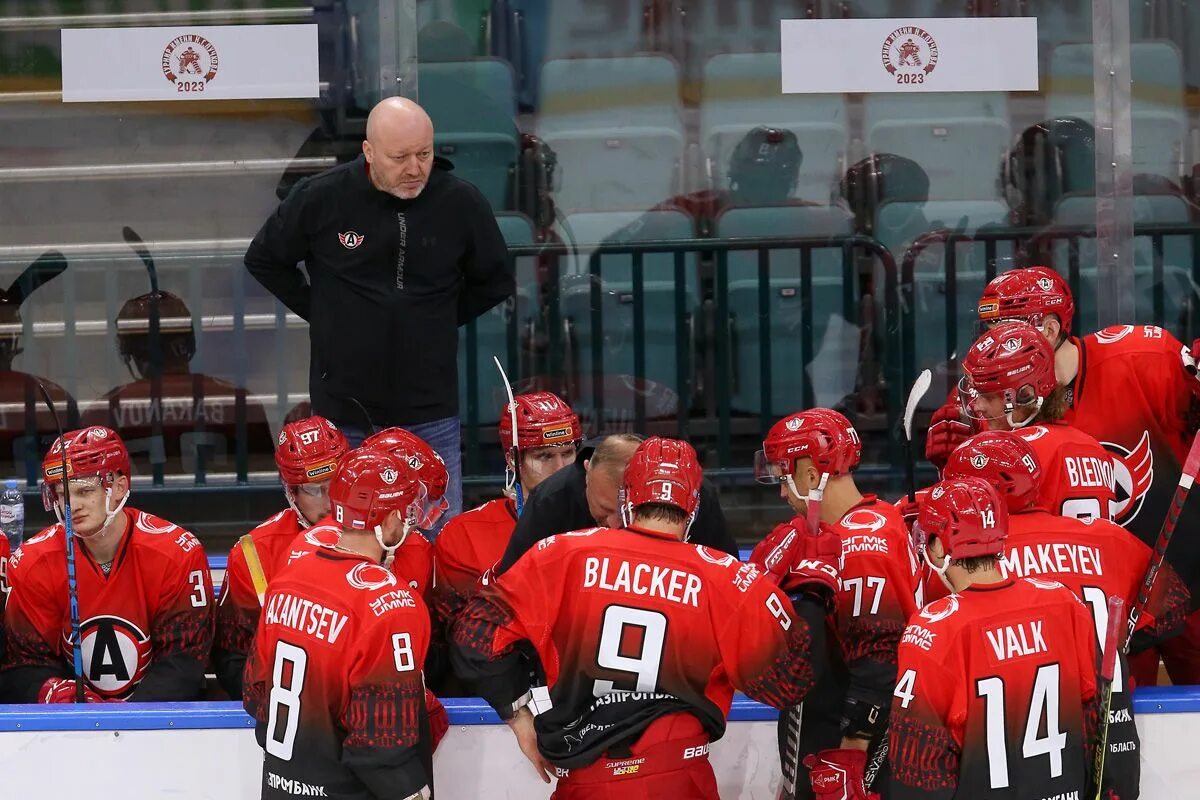 Тренер хк трактор и хк автомобилист. Билл питерс тренер хк автомобилист. Кхл – автомобилист тренеры. Тренер хк трактор и хк автомобилист. Раздевалка хк автомобилист.