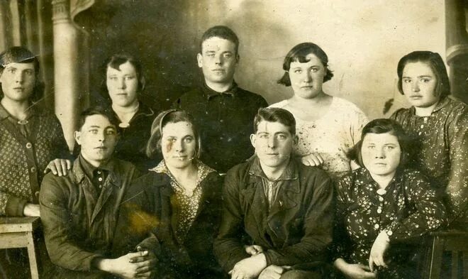 Совхоз урожайный. Директор совхоза бийский. Совхоз целинный хакасия целинный. Трактора в совхозе. Алтайский трактор старый.