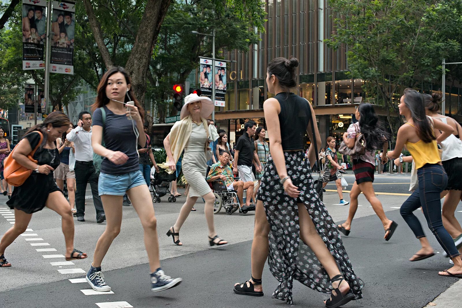 Orchard стрит Сингапур. Люди на улице. Люди на улице города. Толпа людей на улице. Street let