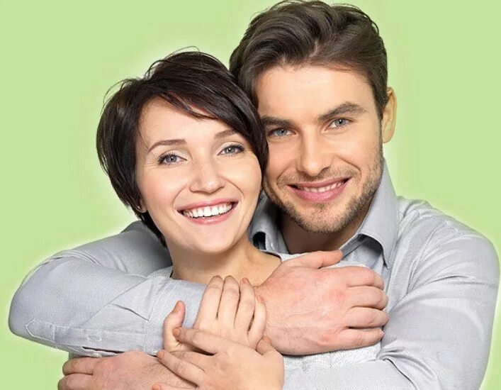 Счастливая пара. Парень младше как быть. Женщина старше. Пара улыбается. Молодой муж.