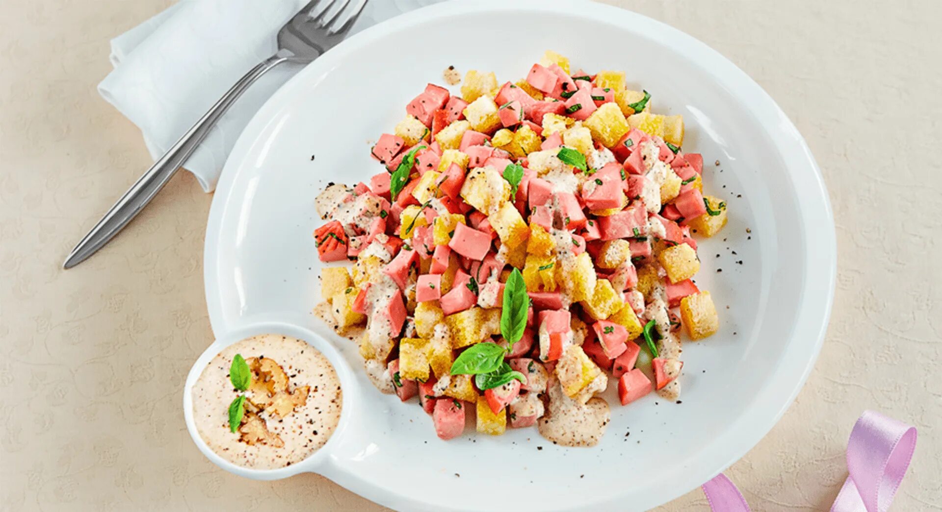 Салаты с колбасой быстро вкусно. Салат с колбасой. салат из колбасы и сыра. салат с вареной колбасой. салат с ветчиной колбасой.