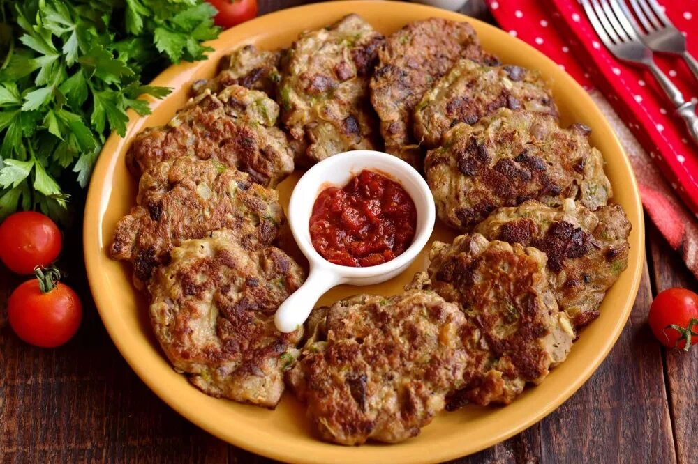 Рецепт котлет с куриной печенью. Вкусные печеночные котлеты. котлеты из куриной печени. печеночные котлеты с фаршем. котлетки из печени куриной.