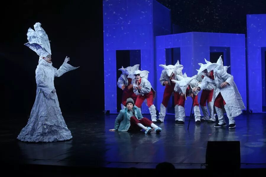 Лицо снежной королевы. Снежная королева 2005 мюзикл. Снежная королева мероприятие. Снежная королева изольда. Заполярный драматический театр норильск.