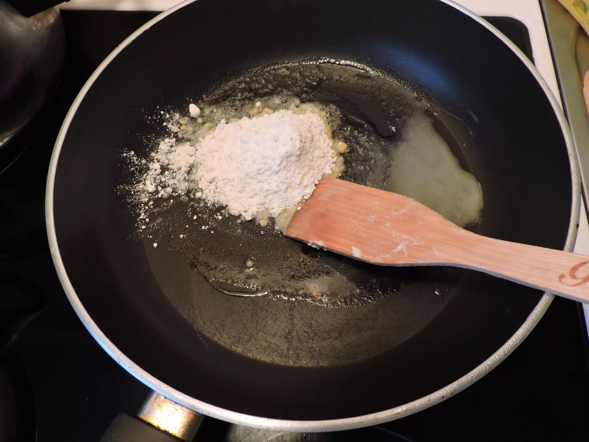 Рецепт с жареной мукой на масле. Пассерование муки. Пассерование муки для соусов. Пассированная мука. Обжаривание муки.