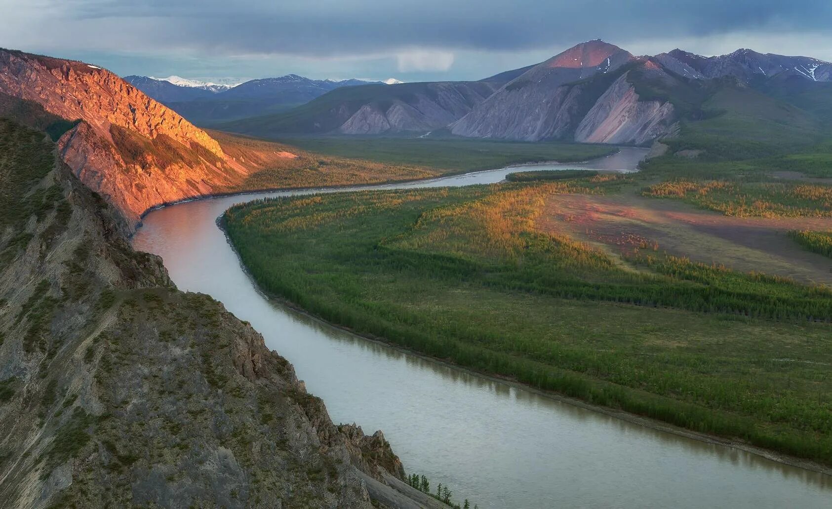 Река на севере якутии. Долина реки индигирка якутия. Река индигирка якутия. Река патом. Река индигирка фото.