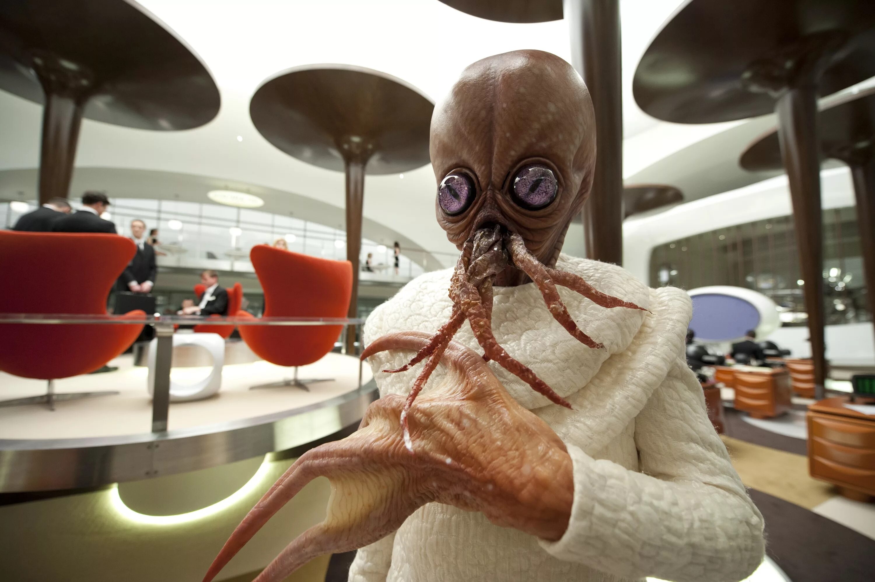 Люди в черном инопланетяне пьющие. Инопланетяне в фильме люди в черном. Люди в черном мультсериал пришельцы. Люди в черном фильм 1997 таракан. Люди в черном фильм 1997 инопланетяне.