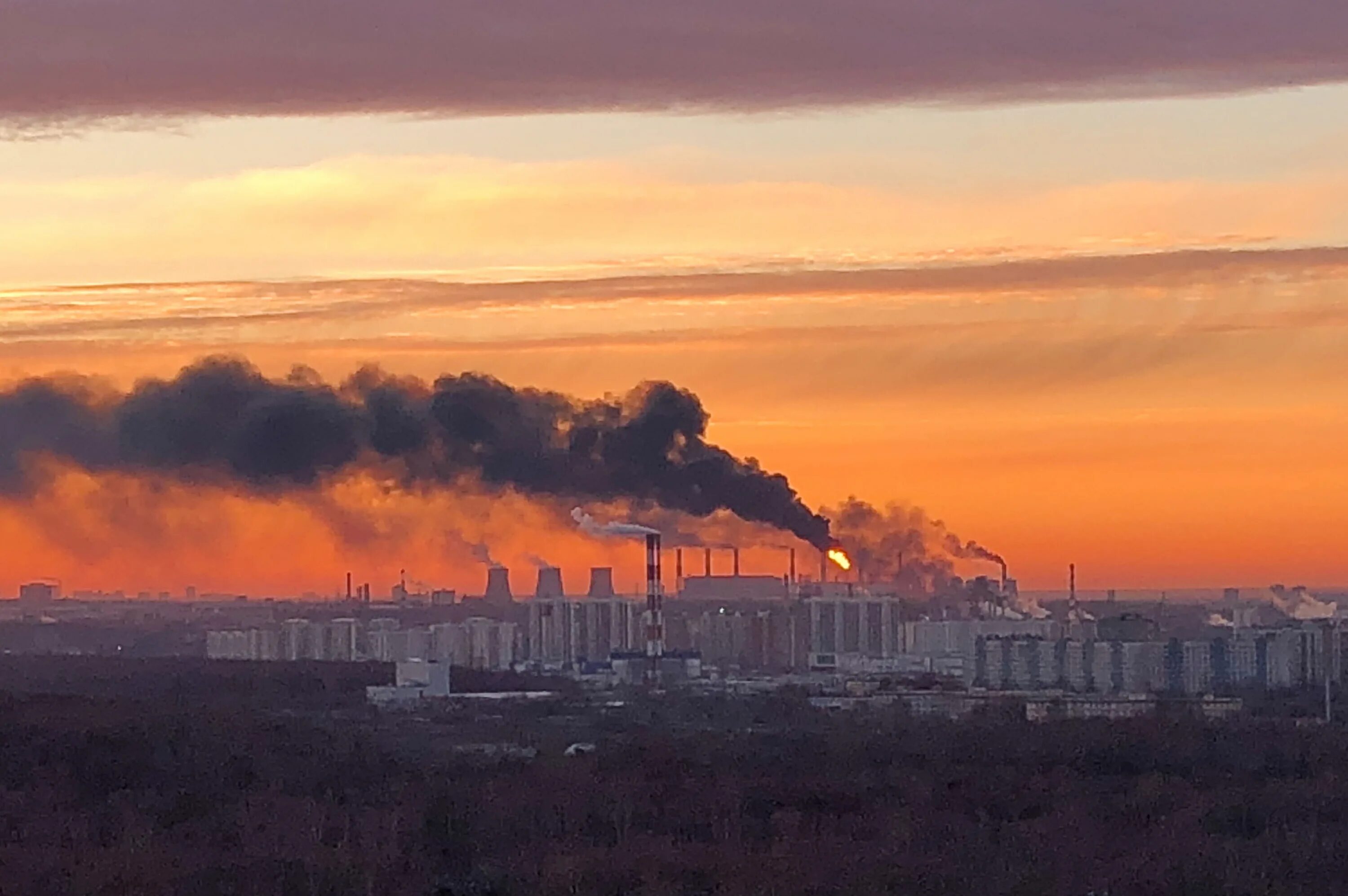 Пожар в капотне сегодня в москве. Завод в капотне москва. нефтеперерабатывающий завод в капотне. факел в капотне. капотня завод факел.