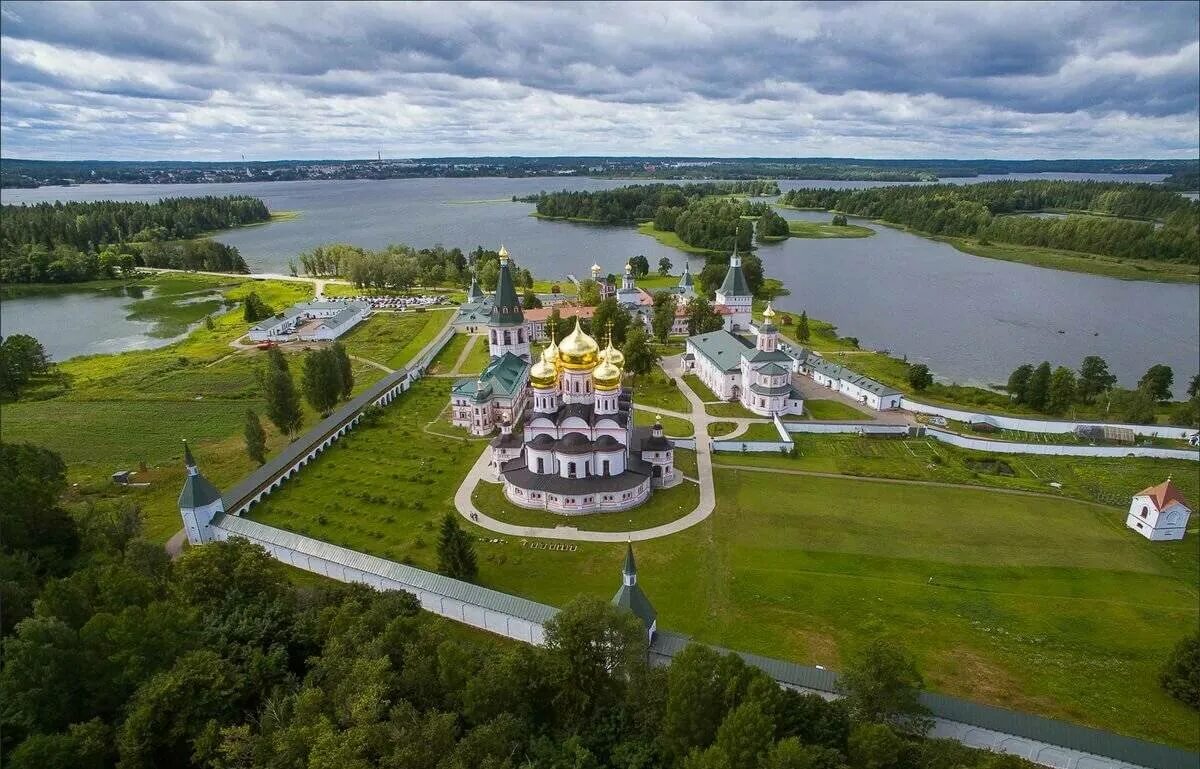 Иверский монастырь Великий Новгород. Валдайский Иверский монастырь Новгородская область. Иверский монастырь на Валдае на озере. Валдай Великий Новгород монастырь.