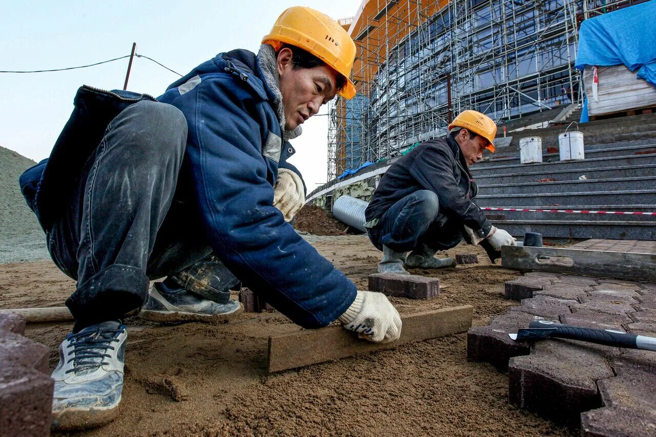 Северокорейцы в России на стройке. Рабочие на стройке. Строитель гастарбайтер. Китаец Строитель.