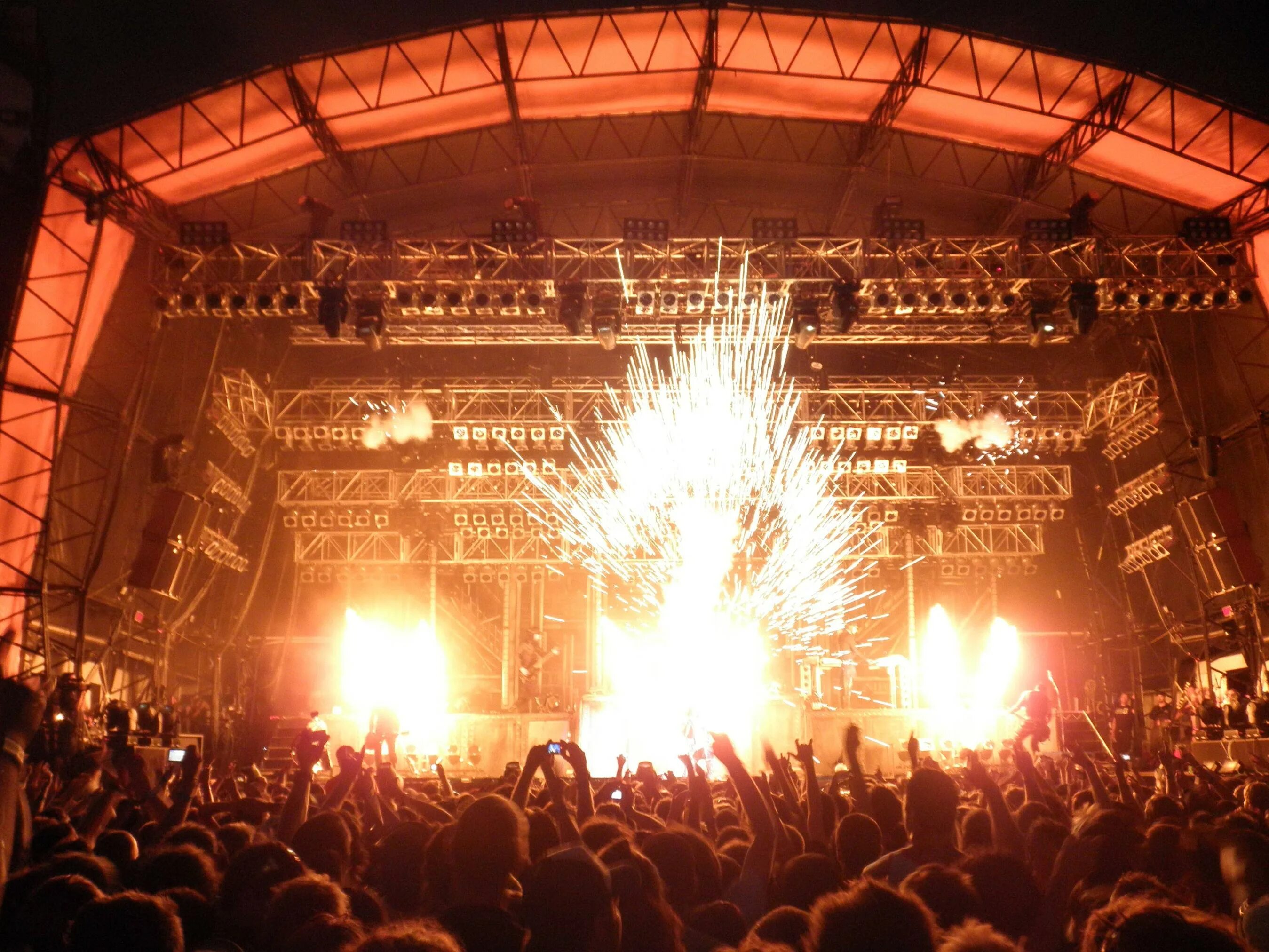 Концерт рамштайн в лужниках 2019. Rammstein 2022 концерт. Rammstein 2022 концерт. Рамштайн концерт где башня от башни. Rammstein 2022 концерт.