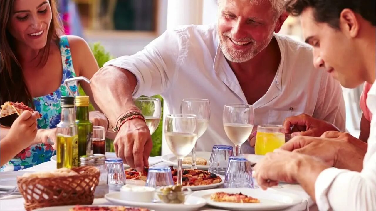 Семья в кафе. American eat. Завтрак за столом. Семейный завтрак. Eating out with family.
