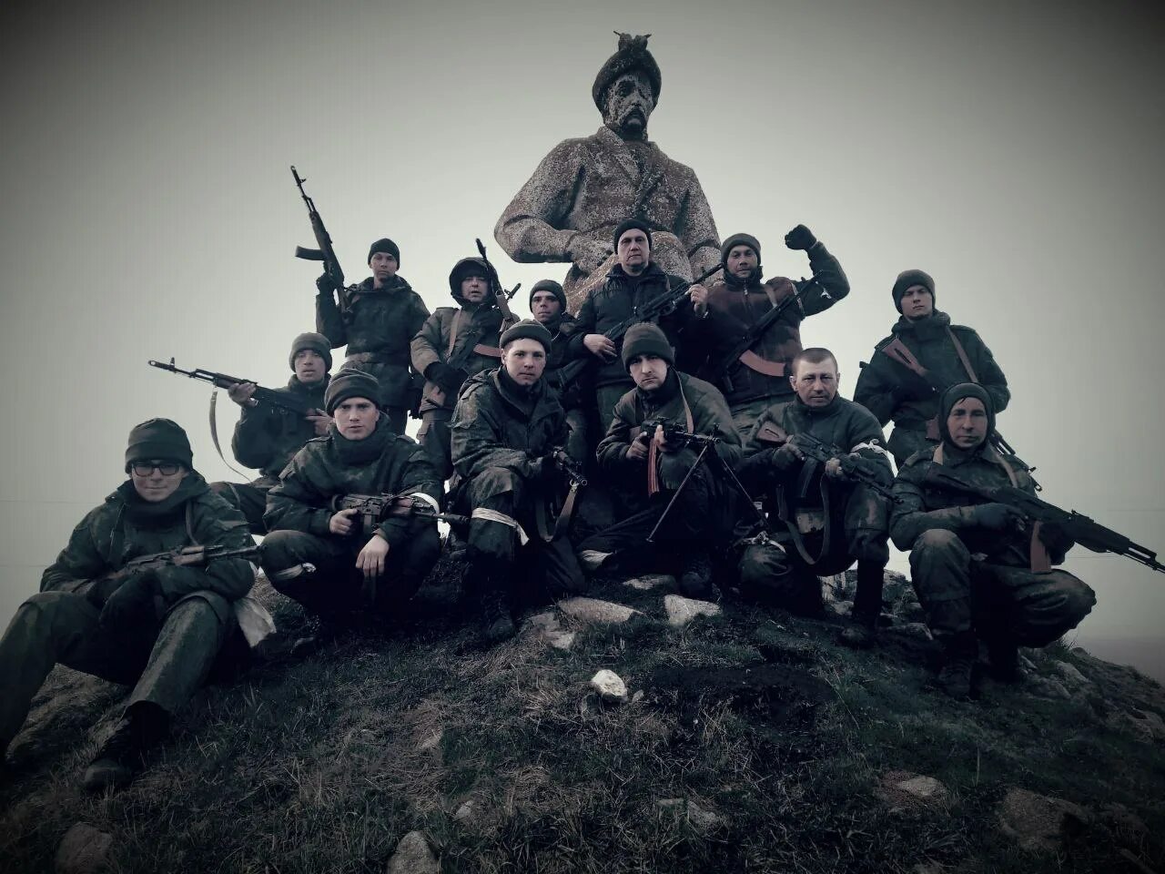 Всу донбасс армия в окопах. Война стрельба. Резервисты днр с винтовками мосина. Ребята с передовой под донецком. Солдаты спецоперации.