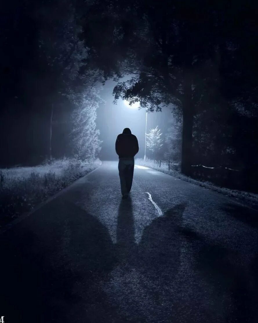Люди ушедшие в ночь. Это одиночество. Одинокий человек. Человек уходящий в темноту. Человек в ночи.