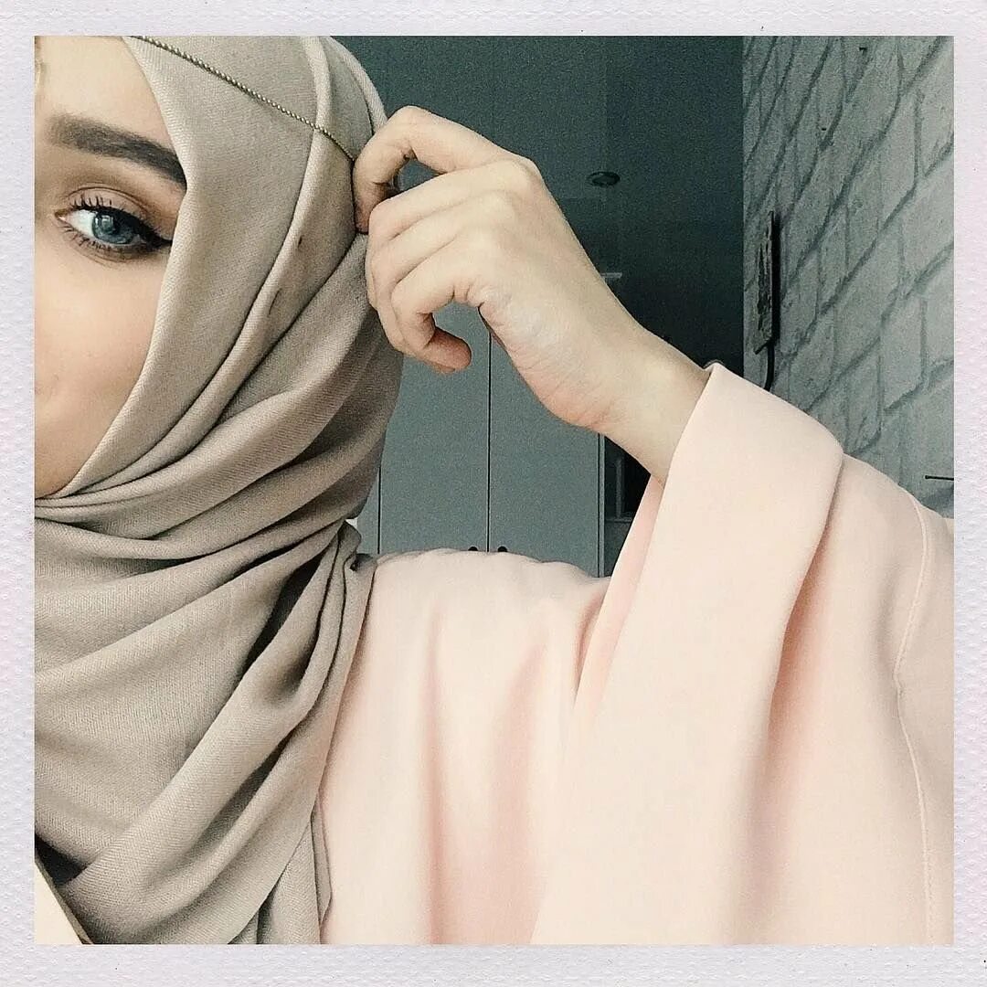 Александра головкова в хиджабе. Никаб муслима. Никаб хиджаб мусульманка. Девушка в платке мусульманка. Девушка мусульманка.