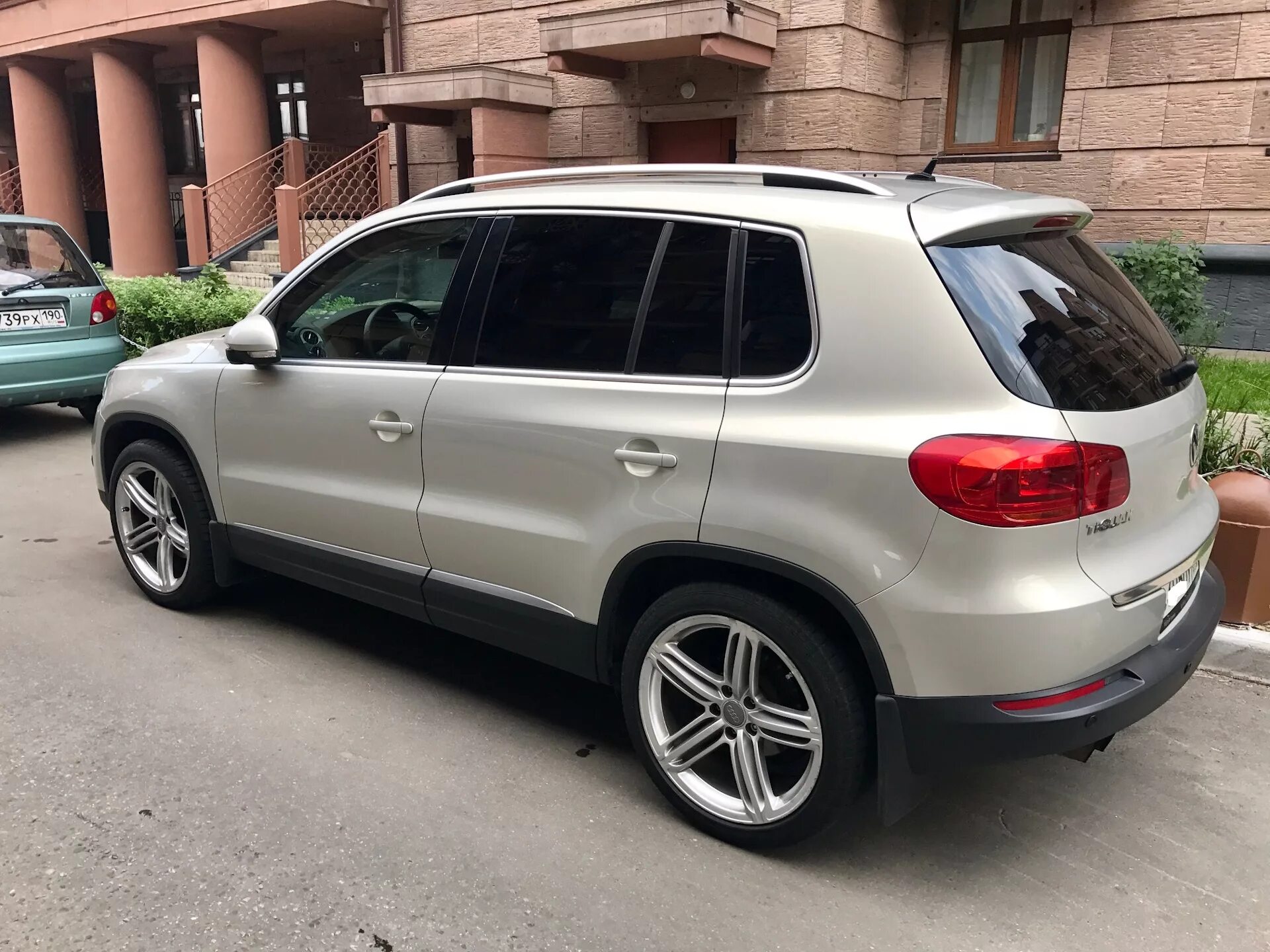 Volkswagen tiguan шины. Tiguan 1 r19. Tiguan 2012 r 19. Tiguan 235/55 r19. Tiguan 2.0 TDI 235/55 r18.