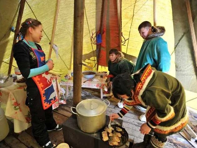 Стойбище. Чум ненцев. Чум работница. Женщины севера. Чумработница профессия.