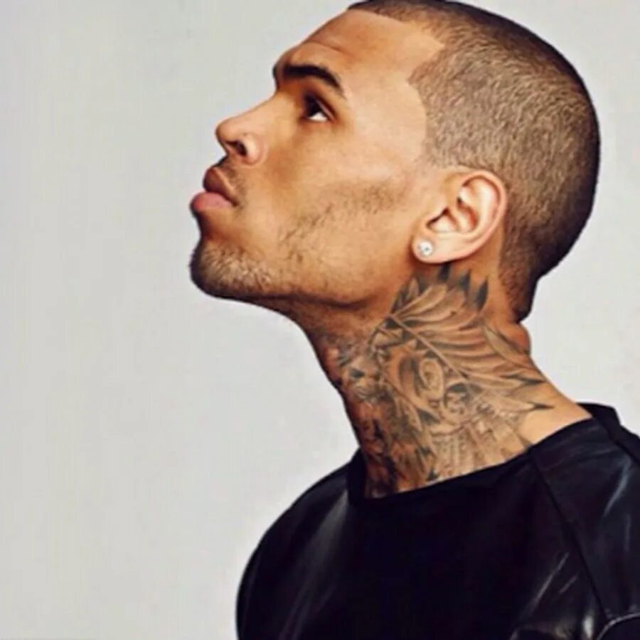 Chris brown more hours. Тату певца Криса Брауна. Chris Brown 2023.