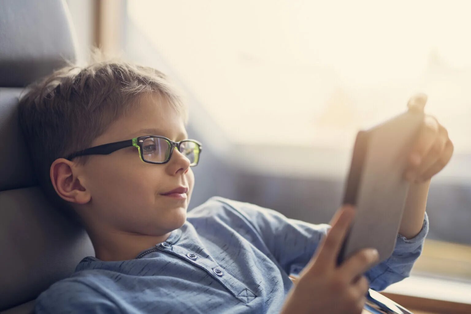 Ребенок интроверт. Подросток интроверт в школе. kid with glasses book. компьютерные очки и дети фото. children with myopia school.