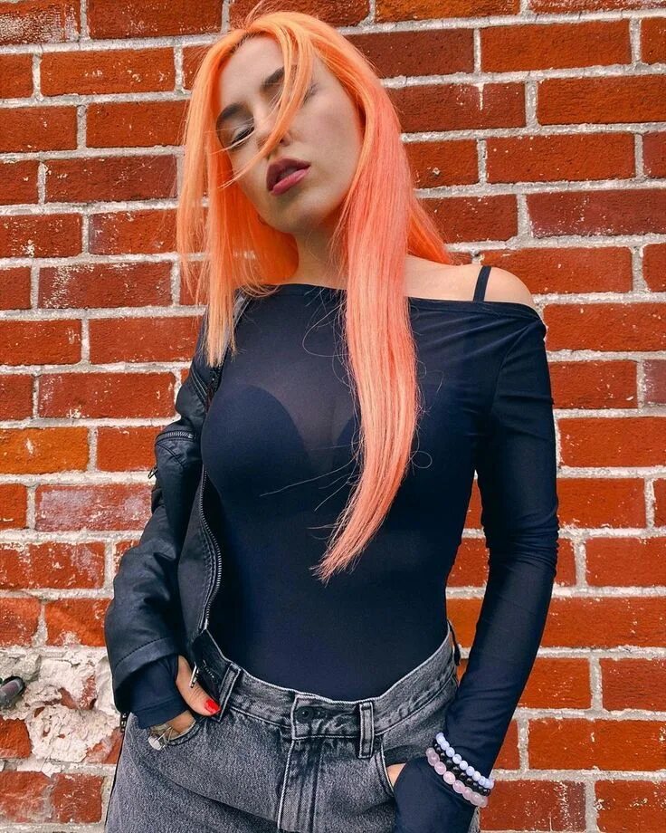 Ава моноси. Эйва макс. ava mac. ава макс ava max. эйва макс певица.