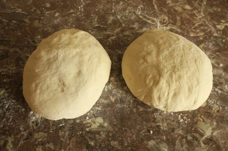 лепешка узбекская. тесто для узбекской лепешки. тесто раскатанное узбекские. узбекская дрожжевая лепешка. тесто для узбекской лепешки.