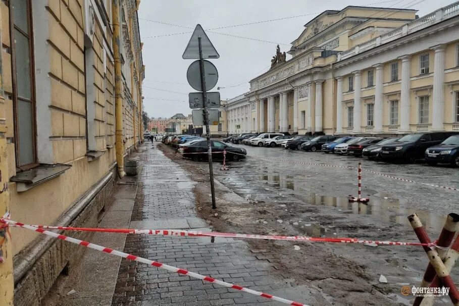 Спб реальные отзывы. Центр Питера улицы. Ледяная глыба в Петербурге. Фонтанка 24. Трубы в центре Питера.