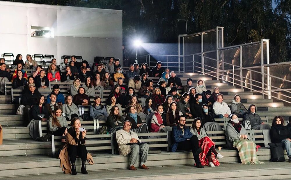 Открытые кинотеатры в парках. Открытый кинотеатр. Открытые кинотеатры в парках. Открытые кинотеатры в парках. Кинотеатр в парке горького под открытым небом.