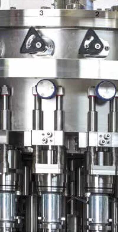 Фото работниц на линии розлива газированных напитков. Клапан для розлива. 000-16сб. Головка укупор пэт. 000-16сб.