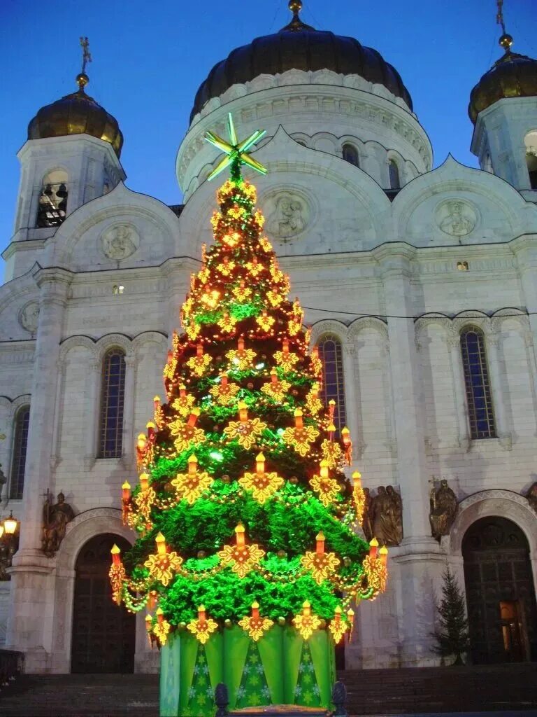 Рождество христово дивеево храм рождества. Дивеево монастырь рождество. Новогодняя елка у храма. Православный храм новогодняя ёлка. Рождественская елка православная.