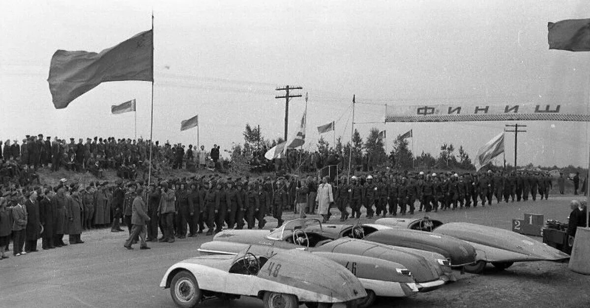 1956 год в россии. Автогонки СССР. Москвич 404 спорт. Автогонка СССР 1950-Е. Советские кольцевые автогонки.